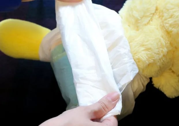 簡易おむつをつける写真