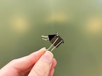 玄関にダブルクリップを設置！　簡単に『カギ置き場』を作る方法