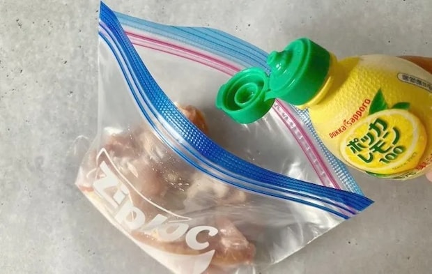 鶏肉に「ポッカレモン100」をかける画像（撮影：エニママ）