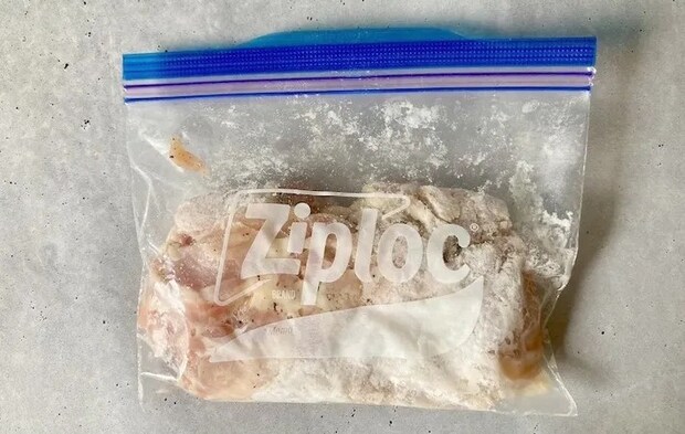 ジッパー付き保存袋に入れた鶏肉の画像（撮影：エニママ）