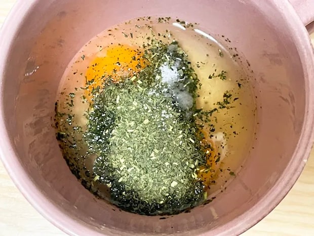卵、塩、緑茶の茶葉を同じボウルに入れる写真（撮影：grapeフード編集部）