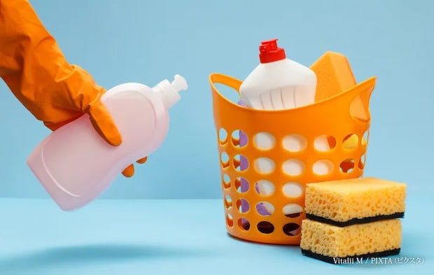 『グローブをして洗剤を持っている』写真