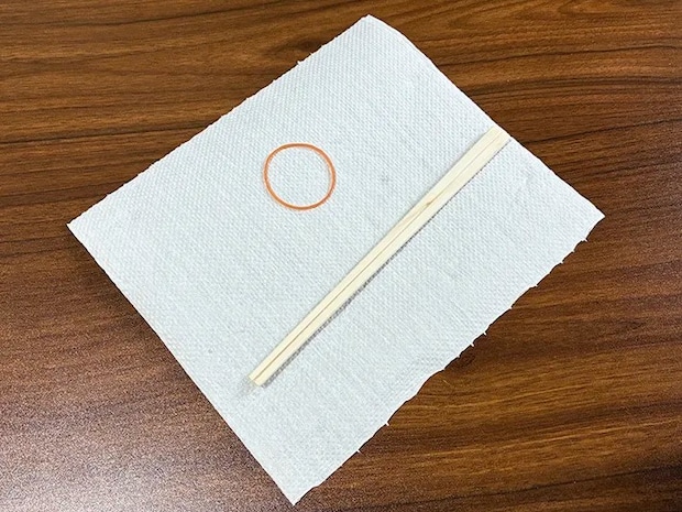 机に置かれた割り箸とキッチンペーパー、輪ゴム（撮影：grapeライフハック編集部）