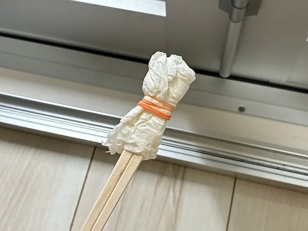 輪ゴムでキッチンペーパーを巻きつけた割り箸（撮影：grapeライフハック編集部）