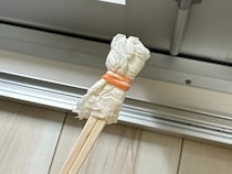 割り箸×キッチンペーパーで掃除アイテムに！　30秒で試せる裏ワザが「実用的！」