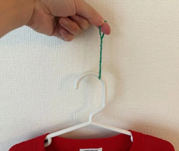 輪ゴムをねじった様子（撮影：grapeライフハック編集部）