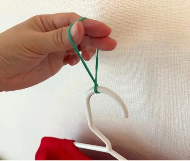 フックに輪ゴムをかけた様子（撮影：grapeライフハック編集部）