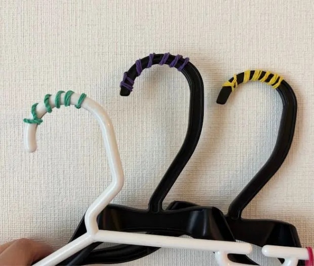 輪ゴムを巻きつけた複数のハンガー（撮影：grapeライフハック編集部）