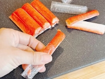 その手があったか！　カニカマを一気に取り出す裏ワザに「簡単」「気持ちいい！」