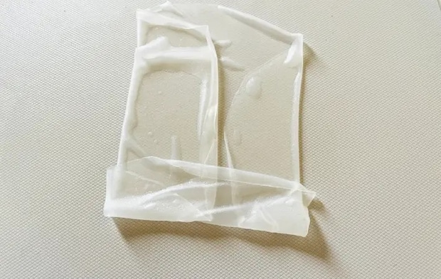 ライスペーパーを巻いている画像（撮影：エニママ）