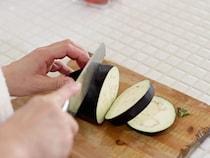 ナス嫌いの子供がパリパリ完食！　1mm幅で揚げる簡単レシピに感動【夏野菜レシピ4選】