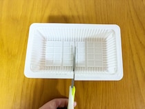 真っ二つにした『豆腐パック』を冷蔵庫に設置　キッチンで役立つ『収納ポケット』に「超実用的」