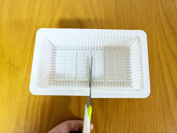 真っ二つにした『豆腐パック』を冷蔵庫に設置　キッチンで役立つ『収納ポケット』に「超実用的」