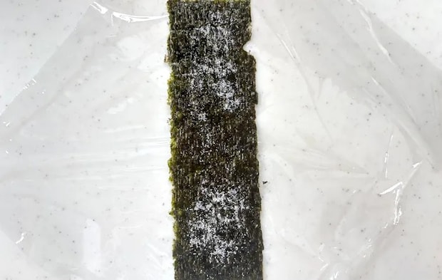 ラップに海苔を乗せて塩を振りかけた画像（撮影：エニママ）