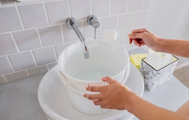 『バケツに水を入れている』写真（撮影：Heulie）