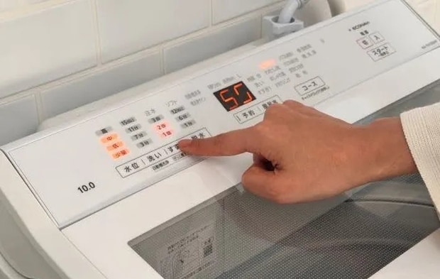 『洗濯機のボタンを押す』写真（撮影：Heulie）