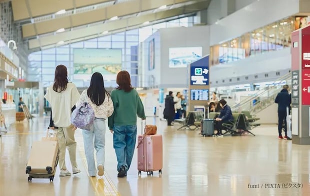 『空港内を歩く女性』の写真