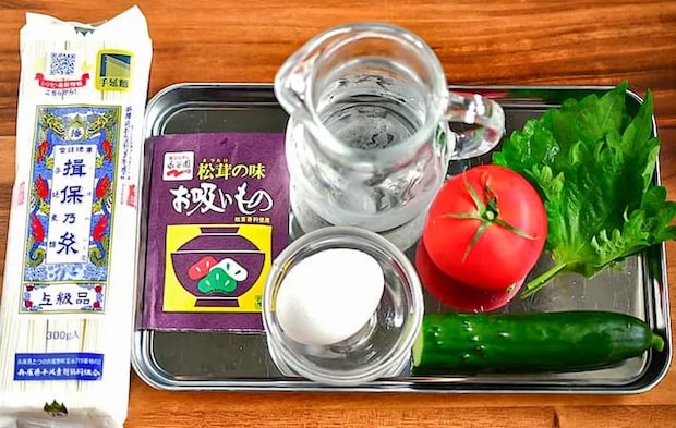 『夏野菜と卵のぶっかけそうめん』の材料の写真（撮影：小泉明代）