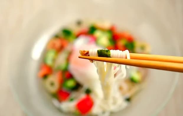 『夏野菜と卵のぶっかけそうめん』の完成写真（撮影：小泉明代）