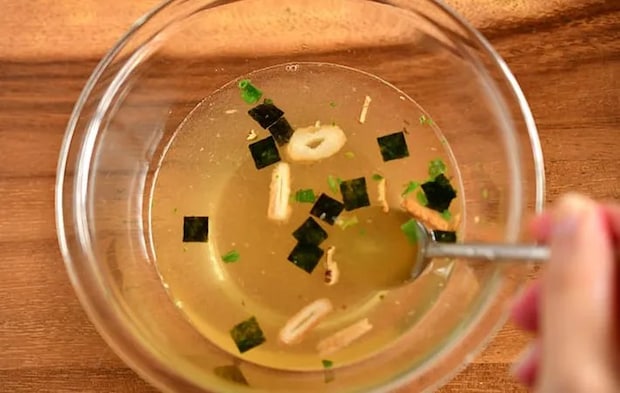 『夏野菜と卵のぶっかけそうめん』を作る写真（撮影：小泉明代）