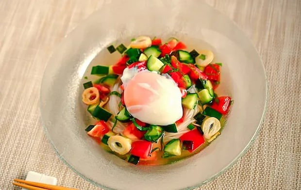 『夏野菜と卵のぶっかけそうめん』の完成写真（撮影：小泉明代）