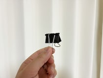 トイレの棚に『ダブルクリップ』を1つ挟めばOK！　意外と思いつかない収納アイディア