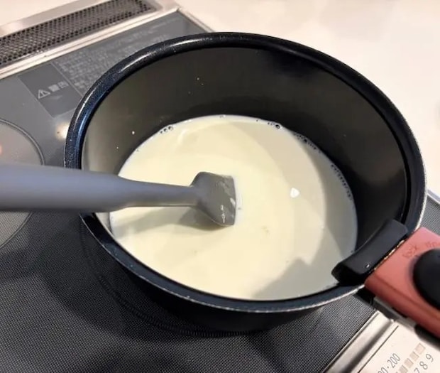 鍋に材料を入れて混ぜる（撮影：grapeフード編集部）