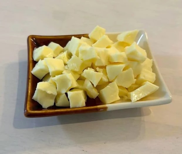 『6Pチーズ』を細かくカットする（撮影：grapeフード編集部）
