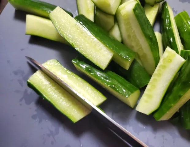 きゅうりを切っているところ（撮影：エニママ）