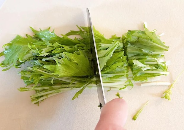 水菜を切っている画像（撮影:エニママ）