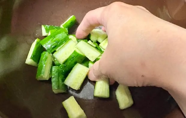きゅうりに塩を揉み込んでいる画像（撮影：エニママ）