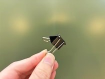 玄関にダブルクリップを設置！　簡単に『カギ置き場』を作る方法