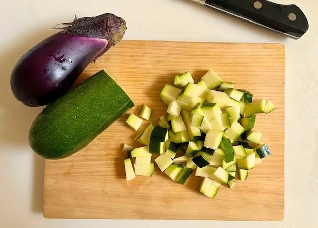野菜をカットする（撮影：エニママ）