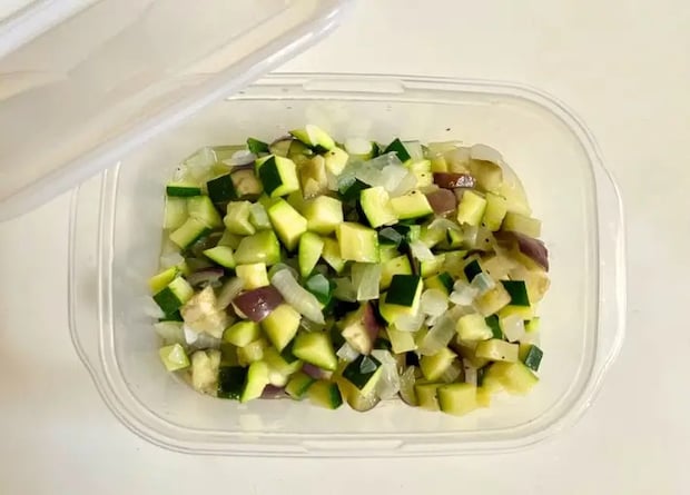 カットした野菜にオリーブオイルを加える（撮影：エニママ）