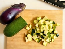包丁で切ってレンチンするだけ！　ナスとズッキーニの簡単おかずに「夫も喜んだ」【10分以内】