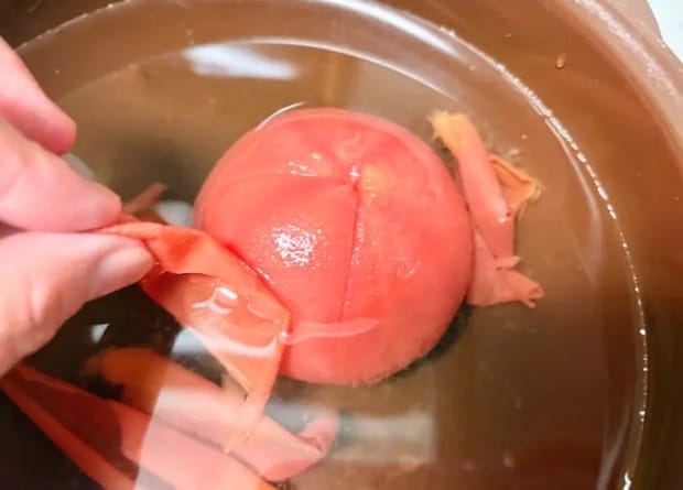 トマトの皮をむいている画像（撮影：エニママ）