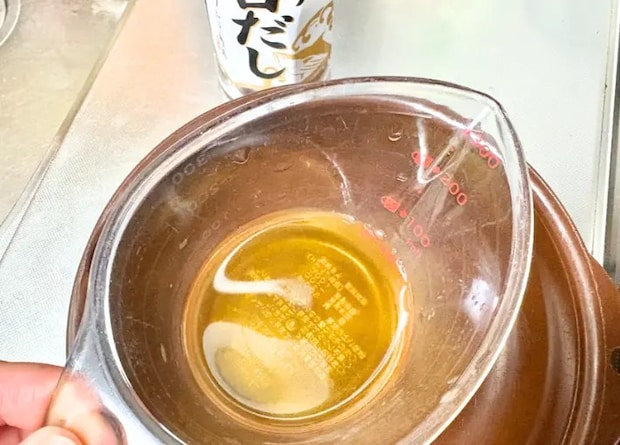 計量カップに白だしを入れた画像（撮影：エニママ）