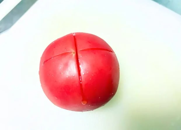 トマトに十字に切り込みを入れた画像（撮影：エニママ）