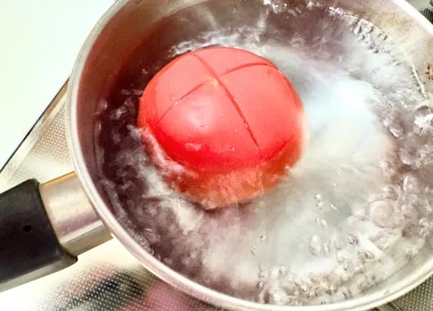 沸騰した湯にトマトを入れた画像（撮影：エニママ）