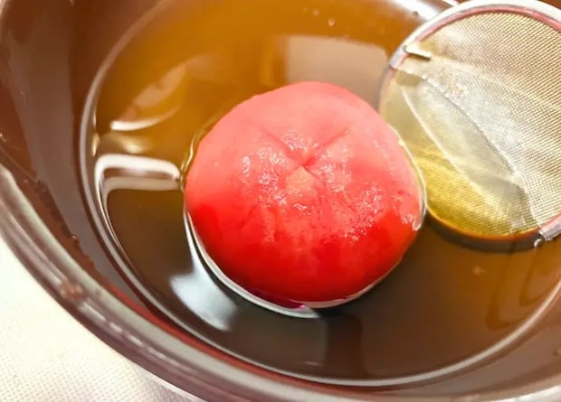 出汁にトマトを浸けている画像（撮影：エニママ）