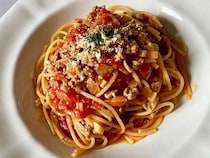 フライパン１つで完結する『ミートソースパスタ』　ソースと一緒に煮込むと…「簡単なのにおいしい」