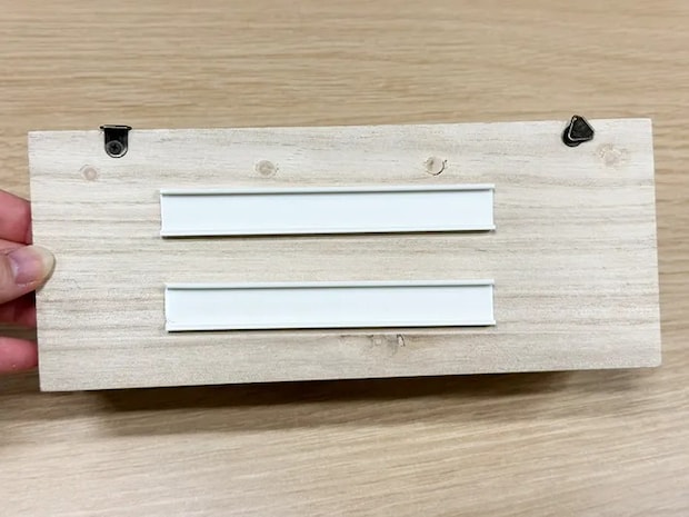 浮かしたいものの裏に貼る（撮影：grapeライフハック編集部）