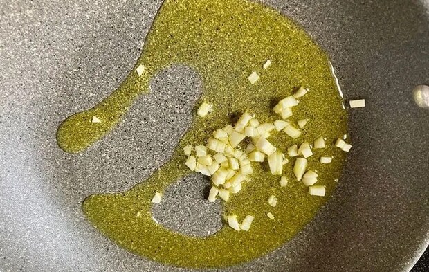 フライパンにオリーブオイルとにんにくを入れて火にかける画像（撮影:エニママ）