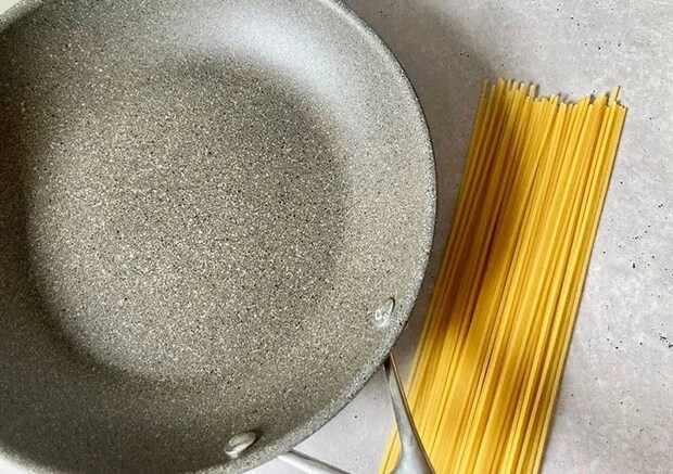 フライパンとパスタの画像（撮影:エニママ）