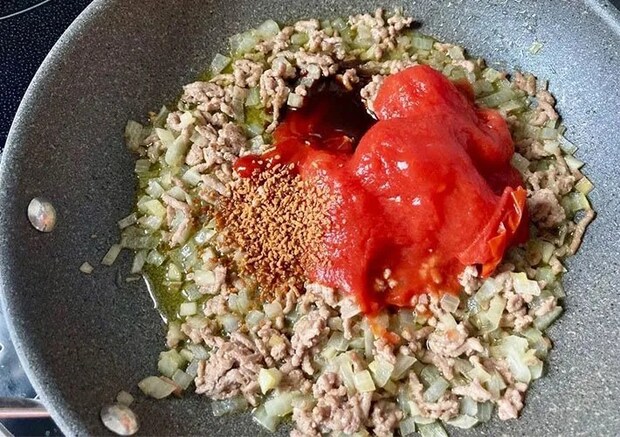 フライパンに調味料を入れた画像（撮影:エニママ）