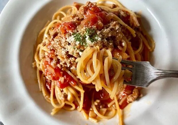 パスタをフォークで持ち上げる画像（撮影:エニママ）