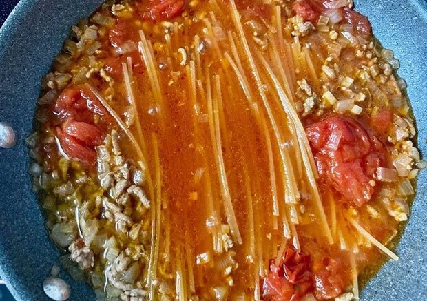 パスタを加えて煮込む画像2（撮影:エニママ）