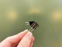 玄関にダブルクリップを設置！　簡単に『カギ置き場』を作る方法