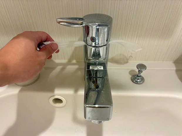蛇口の隙間に差し込んだ水切りネット（撮影：grapeライフハック編集部）