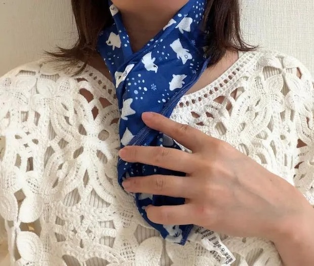 首に巻いた様子（撮影：grapeライフハック編集部）